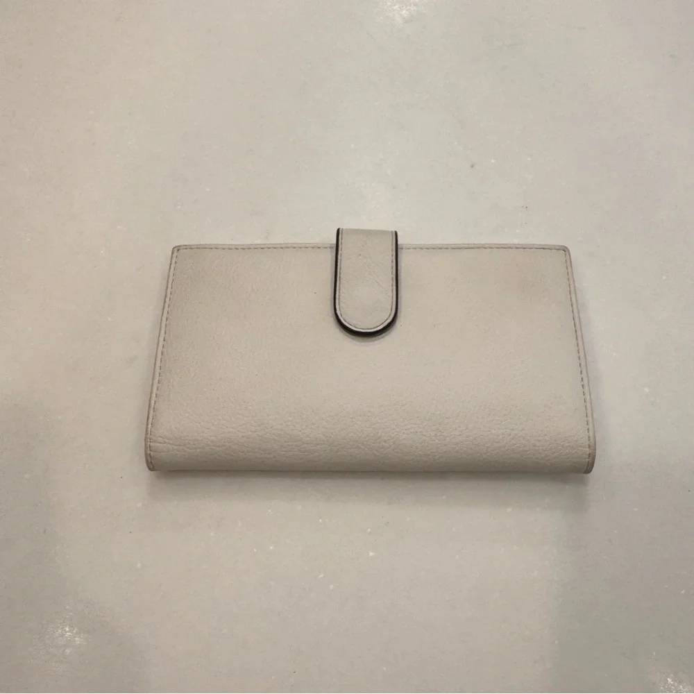 ANTONIO MILANI Women’s White leather long bifold snap close wallet
